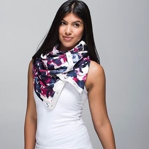 LULULEMON INKY FLORAL GHOST BUMBLE BERRY VINYASA SCARF FRENCH TERRY
